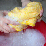 Schaumstoffkissen und Co: Schaumstoff waschen und reinigen - so klappt es am besten