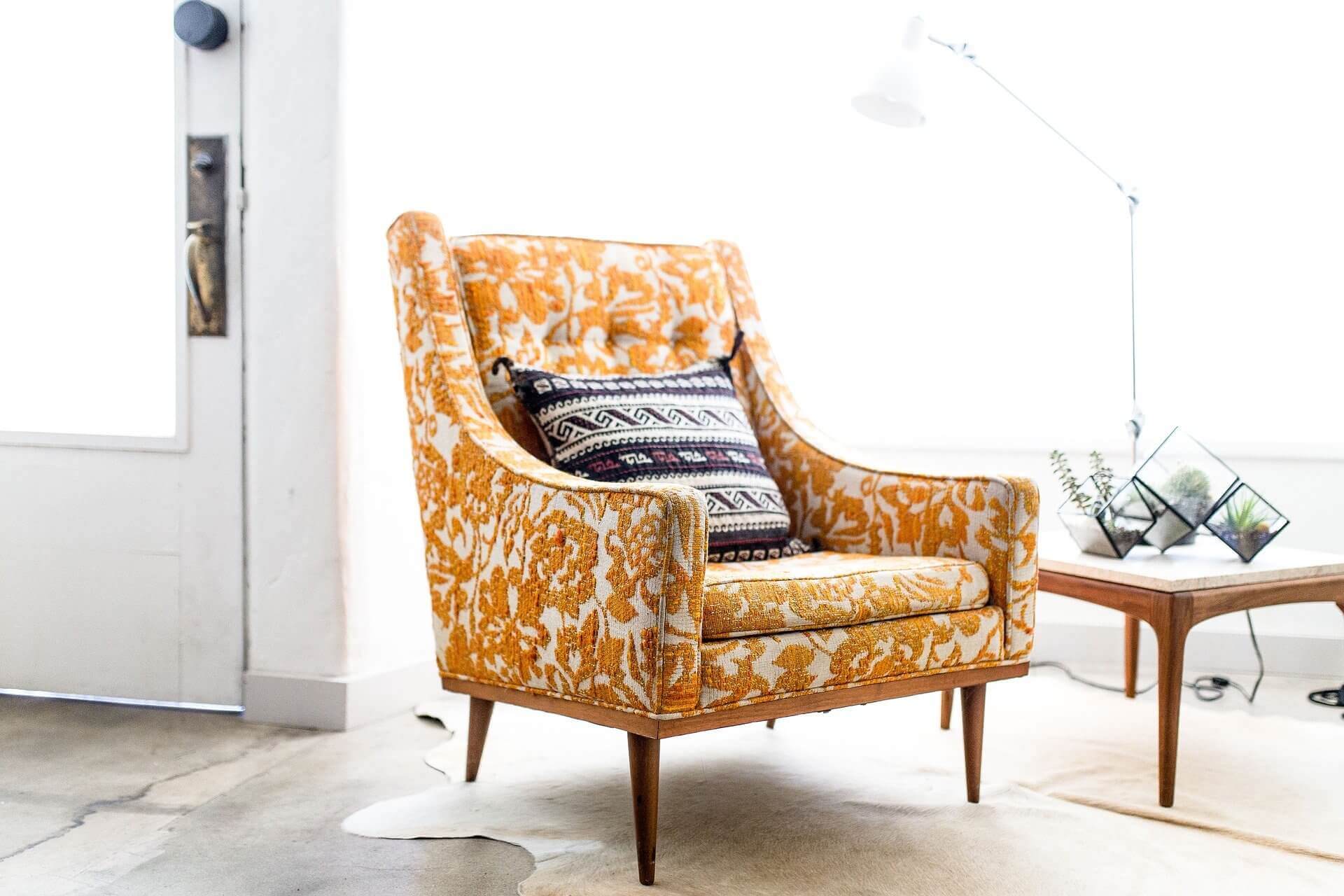 Möbel wie Sessel und Sofas kannst du ganz einfach selber polstern mit PUR und Kaltschaum