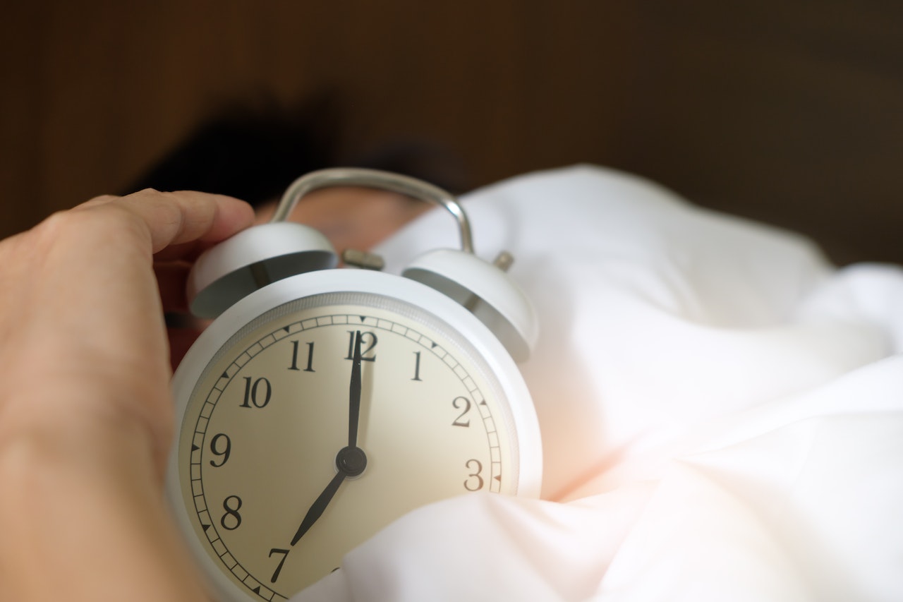 Von Sommer- auf Winterzeit: Wie beeinflusst die Uhrenumstellung unseren Schlaf?