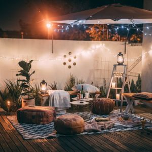 Gemütlichkeit & Farbe mit Loungepolstern: Das Draußen zu deinem Zuhause machen!